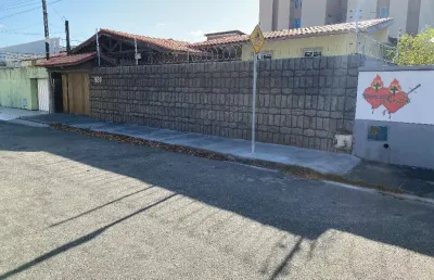 Vende excelente casa  em perfeito estádo de conservação