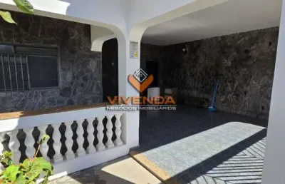 Casa ampla,conservada,2 suites,1dormitorio,1oficce no centro