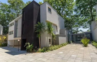 Casa em condomínio para venda com 4 quartos, sendo 4 suítes, 719m²