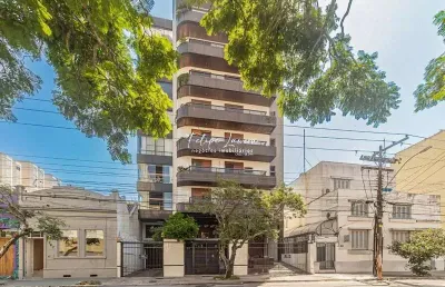 Apartamento no centro, amplo, 2 dormitórios e sacada com churrasqueira