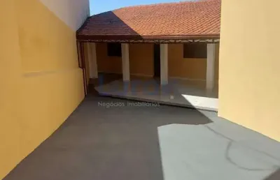 Casa plana para locação em valinhos, jardim santo antônio, contendo 3 dormitórios,  2  suítes