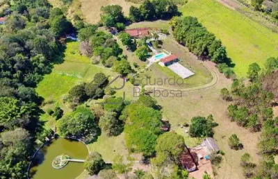 Sitio com 44 mil m² a venda, 4 báias, lago, campo, pomar, pasto, horta, ótima localização