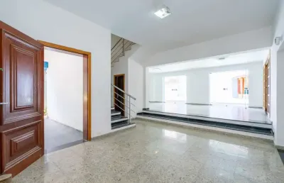 Aconchegante casa em condomínio para venda com 3 quartos, sendo 3 suítes, 324m²