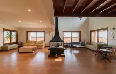 Versátil casa em condomínio para venda com 7 quartos, sendo 7 suítes, 958m²