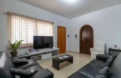 Atraente sobrado para venda em chácara inglesa com 4 quartos, sendo 1 suíte, 181m²