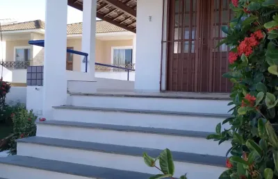 Alugo excelente casa 5/4 com piscina privativa em alameda fechada em vilas com pirtaria 24 horas