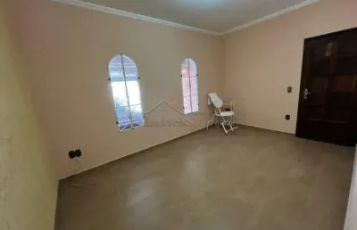 Oportunidade! casa ampla com 2 dormitórios em rua tranquila