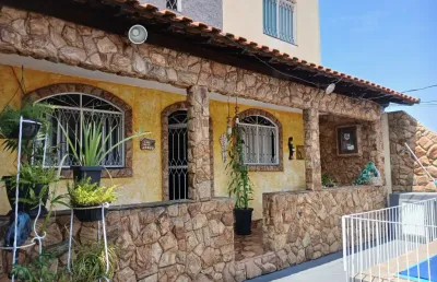 Linda casa com suíte e piscina próximo ao valqueire