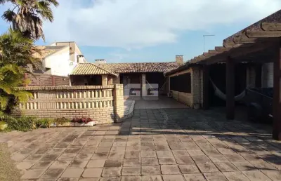 Casa com piscina a menos de 300 metros do mar no centro de tramandaí-rs