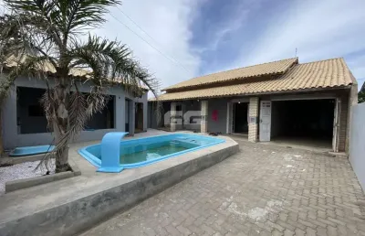 Casa com piscina de 3 dormitórios a poucos metros do mar