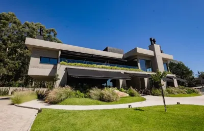 Casa em condomínio fechado com 3 quartos à venda na rua garibaldi, 31001, laken, gramado por r$ 4.880.000