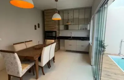 Sobrado amplo, 3 dormitórios, suíte, duas vagas e linda piscina!