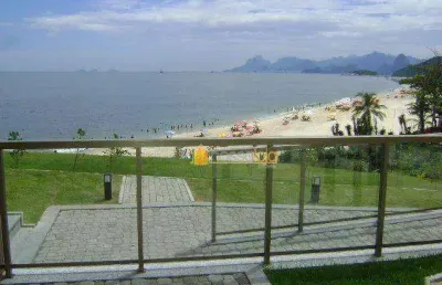 Apartamento na praia de piratininga, mobiliado, varandão, salão, 4 quartos, 2 suítes, lavabo, copa cozinha, área, depend. emp, 2 vagas, play clube.