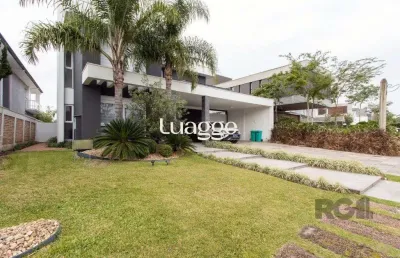 Casa com 3 suítes no piso superior, mais 1 suíte no primeiro pavimento.