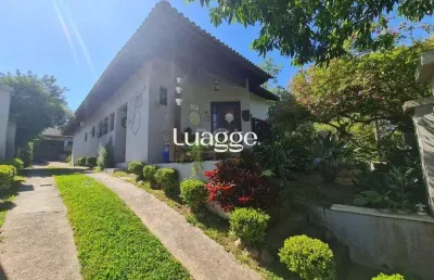 Casa em lindo terreno alto ao nível da rua medindo 10 × 32 onde consta uma residência térrea com 136m2 de área privativa,