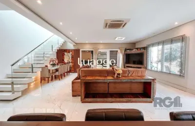 Excelente residência com aproximadamente 219m² privativos,