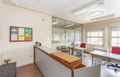 Casa 4 dormitórios, sendo 1 suíte no bairro menino deus em porto alegre