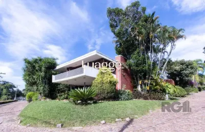 Casa com 724 m² privativos, 4 dormitórios sendo 4 suítes, 6 vagas sendo 3 cobertas
