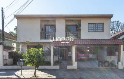 Casa de alvenaria, 3 quartos, 1 suíte, 4 banheiros e 5 vagas de garagem.