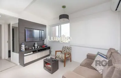 Apartamento andar alto que possui 2 dormitórios, sendo 1 súite, living para 2 ambientes, cozinha mobiliada, banheiro auxiliar