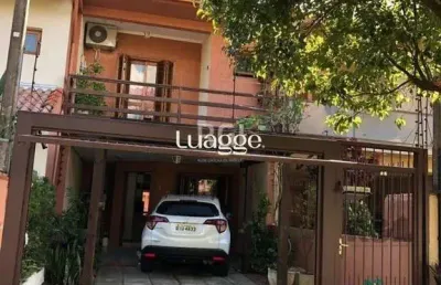 Casa residencial de 3 dormitórios sendo um uma suíte localizada no bairro guarujá.