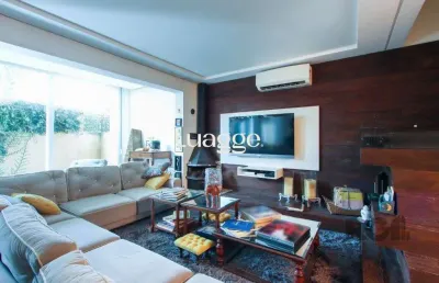 Casa com 327m² de área privativa, oferecendo 3 dormitórios, sendo 3 suítes