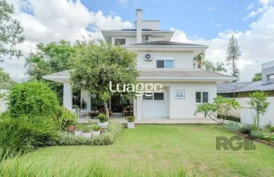 Casa semimobiliada e possui 3 suítes (sendo 1 delas master com closet e hidro)
