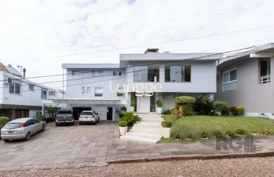 Casa em condominio . com 6 suites, sendo 3 suítes master com closet e hidro.