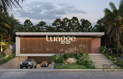 A casa conta com 434m2 de área construída, mas com um aproveitamento total dos 1.012m2 do lote