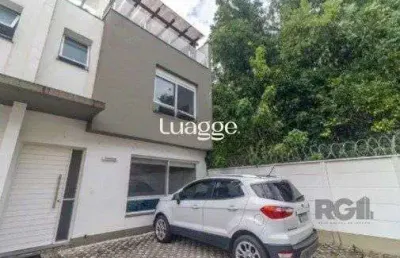 Casa impecável e mobiliada, com 3 niveis, possui 3 dormitórios sendo 1 suíte, 4 banheiros