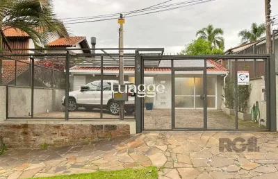 Casa com sobrado reformado, de dois pisos, com 3 dormitorios sendo duas suítes