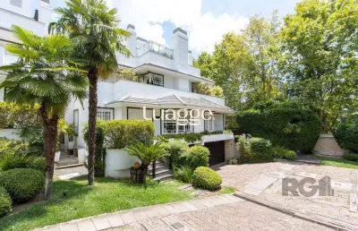 Casa em condominio, mobiliada com 741m² privativos , com 3 suítes- master