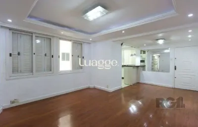 Apartamento semi-mobiliado, possui 3 dormitórios, sendo 1 suíte