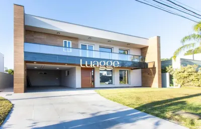 Linda casa de 5 suítes com fundos lago no terraville