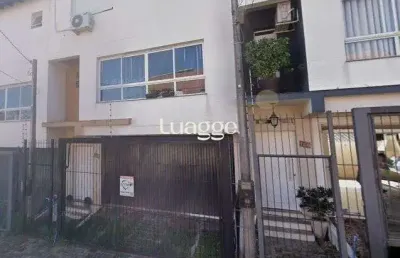 Sobrado com 3 quartos, 1 suíte, lareira, churrasqueira, 3 vagas cobertas na zona sul.