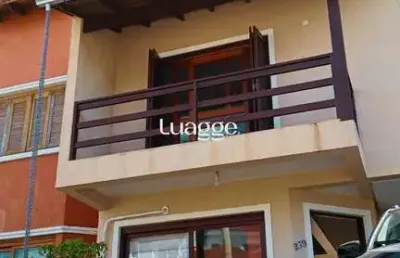Casa aconchegante com 3 dormitórios, piscina e lareira