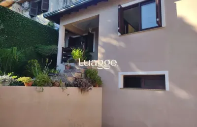 Casa com 4 quartos, suíte, piscina, lareira, churrasqueira em um terreno de 616m².