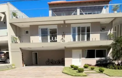 Casa em condomínio com 4 suítes, 4 vagas de garagem, pátio com piscina