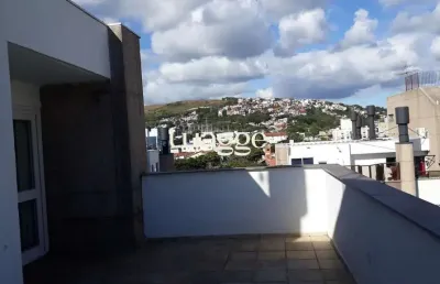 Cobertura com 137m², no bairro cristal, de 2 dormitórios, sento uma suíte, ampla sacada, churrasqueira, vista panorâmica, vaga coberta.