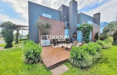 Excelente sobrado de esquina, com vista para o lago, próximo ao clube social, no condomínio acqualina beach, localizado na praia de maristela , em xangri-la,. possui 4 dormitórios, sendo 3 suítes,