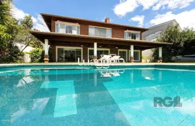 Casa no terra ville com 4 suítes e fundo para o lago.