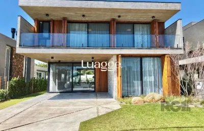 Sobrado de luxo está à venda em um exclusivo condomínio à beira-mar