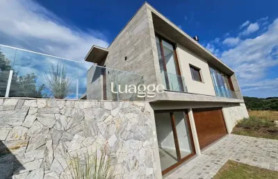 Casa de condomínio, 3 dormitórios, 3 suítes, 2 vagas de garagem.