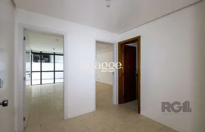 Sala comercial à venda com terraço, banheiro e copa, elevador portaria - bairro menino deus