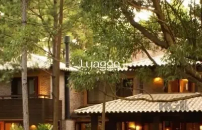 Casa com griffe, no condomínio carmel, no coração do litoral norte, juntinho à central de atlântida, entre bosques e ares de serra.