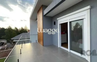 Linda casa ampla com 3 suítes construída recentemente em condomínio no bairro nobre de gramado