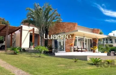 Casa à beira do lago na área central do condomínio com 4 suites