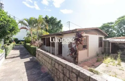 Casa térrea no residencial butui, possui 3 dormitórios, living espaçoso, cozinha funcional, banheiro social, área de serviço independente e pátio privativo