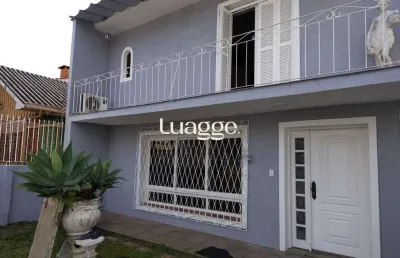 Casa de alvenaria, com 3 quartos, 1 suíte e 3 vagas de garagem.
