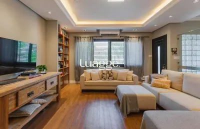 Casa com 3 suítes, piscina e lazer completo em rua calma